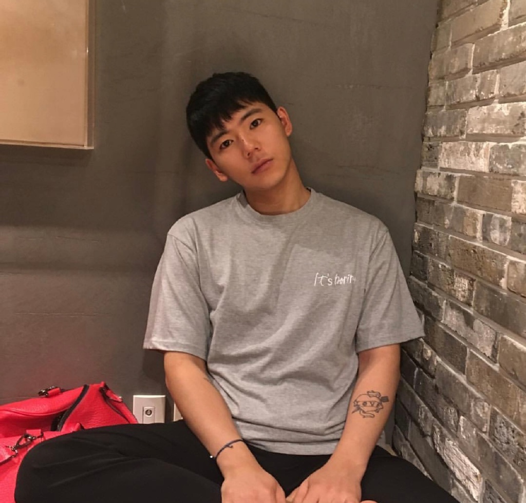 帅气男生自拍头像图片