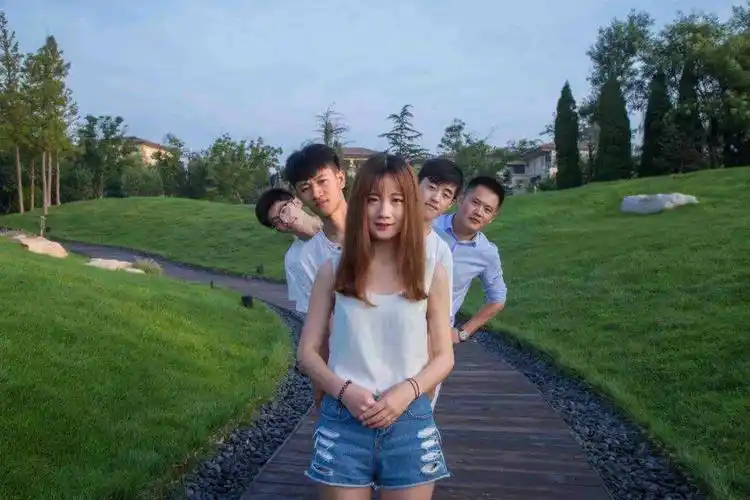 【摄影科普】四十:拍集体照如何摆pose?_蚂蚁_仰拍会_小伙伴