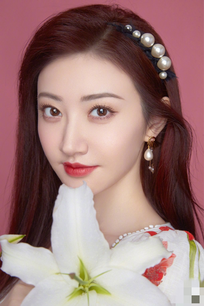 景甜分享穿花朵长裙气质绝佳 戴珍珠头饰似仙女