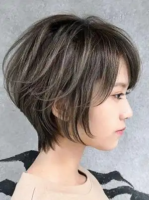 成自然的短波波碎发效果,也可以撩在耳后打理出精干清爽的短发发型