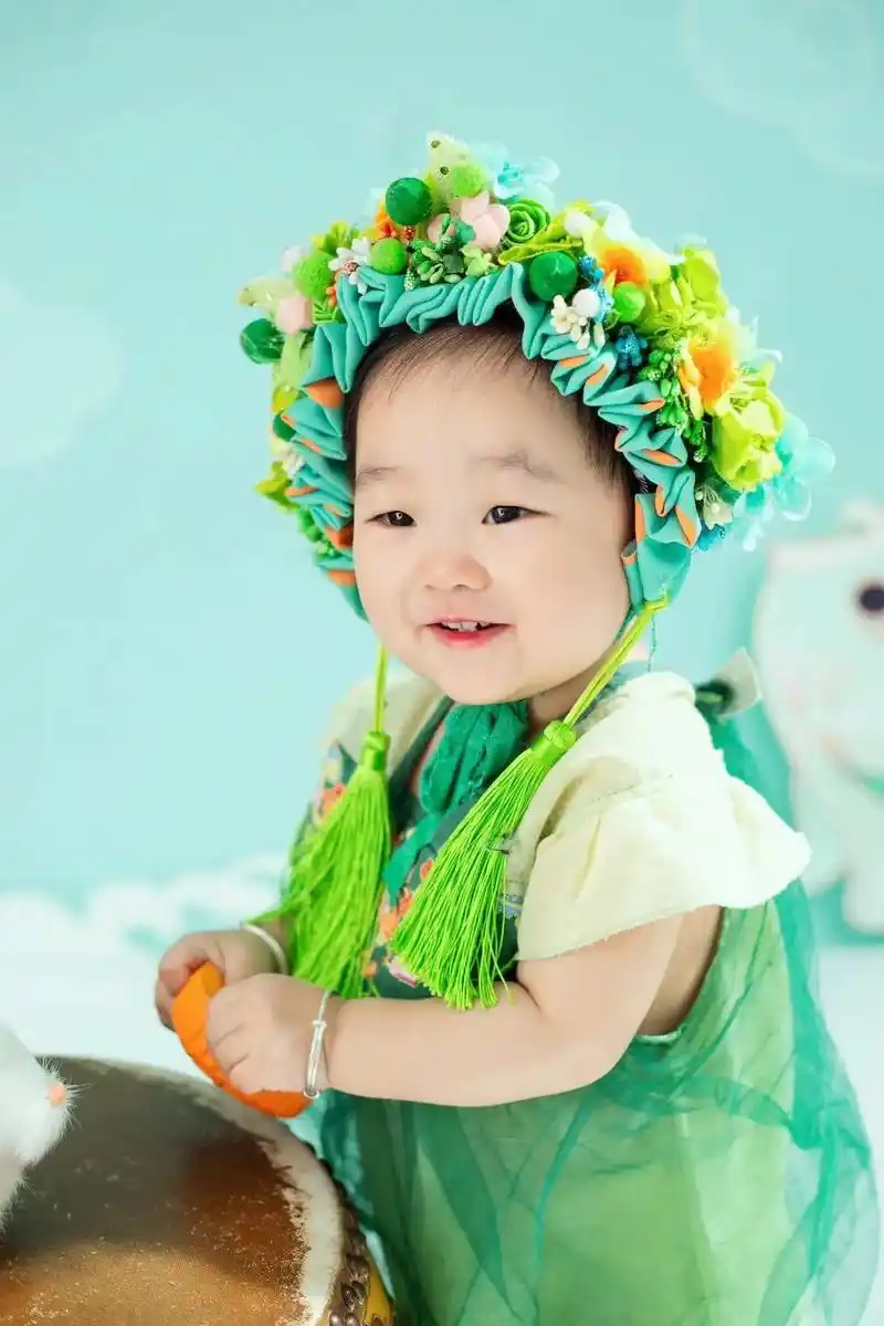 宝宝一周岁照片,愿小外孙女幸福快乐健康成长 - 抖音