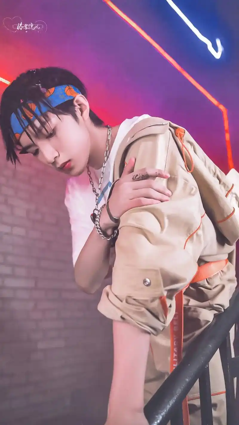 他叫:刘耀文 年龄:快16 身高:180  爱好:打篮球 性 - 抖音