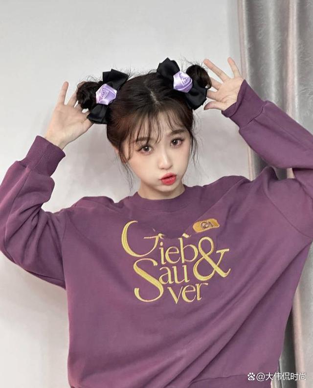 虞书欣紫色卫衣嘟嘴萌翻天!丸子头超可爱引爆时尚圈