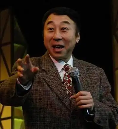 这个语言的人呢即是冯巩,冯巩是小品演员,说的小品相声那可谓是一绝