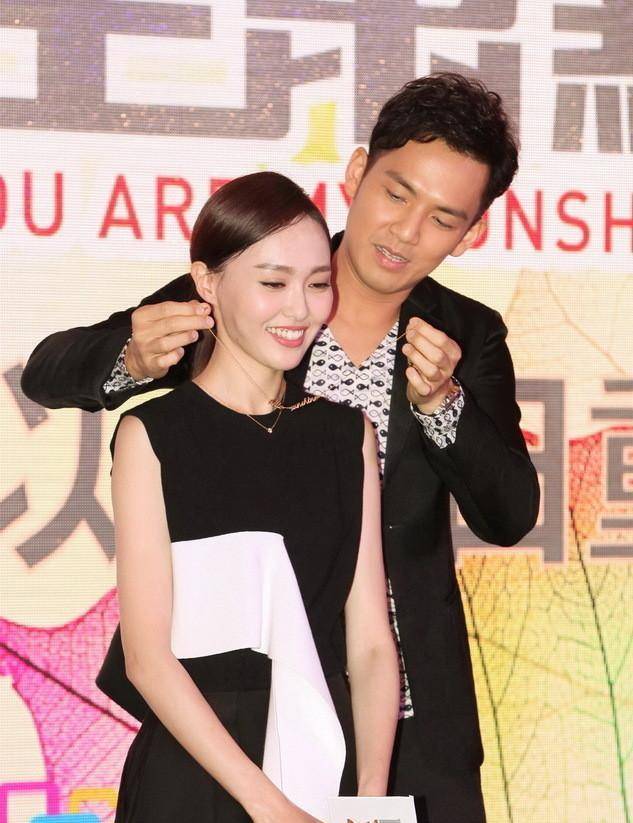 其实他早已结婚,女儿有点像小甜馨_范晓萱_明星_演出