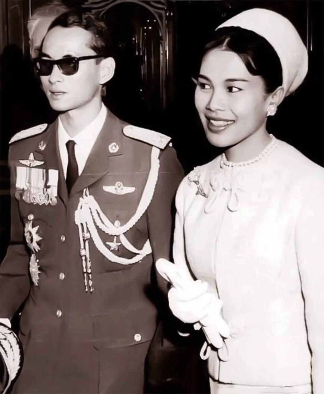 普密蓬国王德高望重诗丽吉水涨船高她的生日被政府定为母亲节