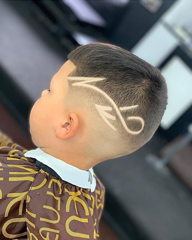 在暑假里可以根据自己的喜好来选择自己喜欢的发型,酷酷的帅帅的都