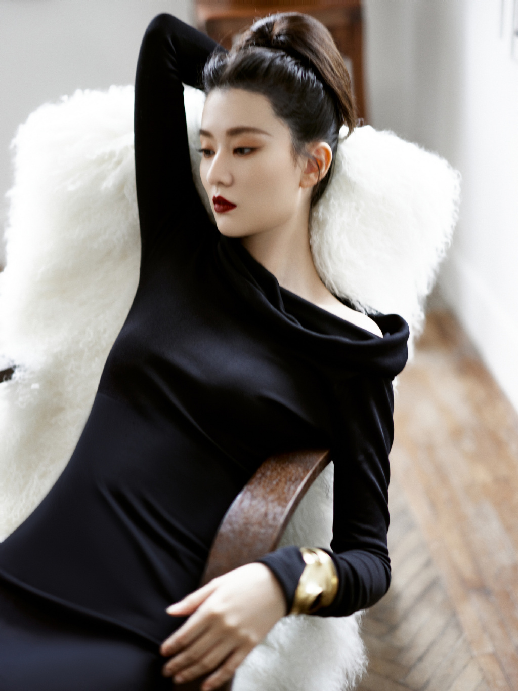 乔欣黑色露肩长裙红唇造型气场超级强大