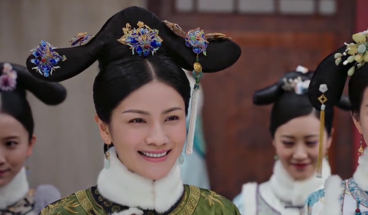 盘点如懿传中的奇葩旗头:如懿种着一线盆栽,海兰头顶雷锋帽