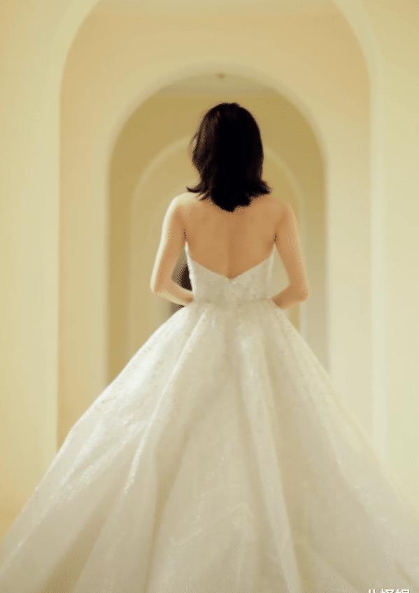 苗苗与郑恺婚后首拍婚纱大片,穿白纱秀美背,身材气质绝美无比_老公