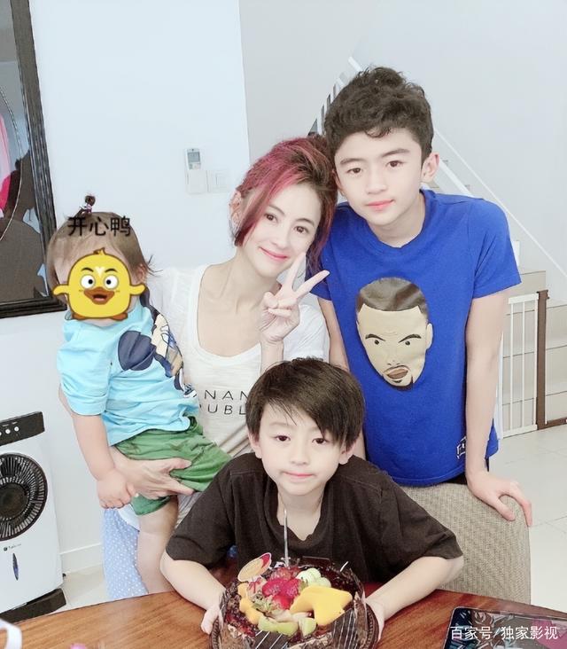 谢霆锋,张柏芝的大儿子和小时候长得不一样,15岁已有上亿身家