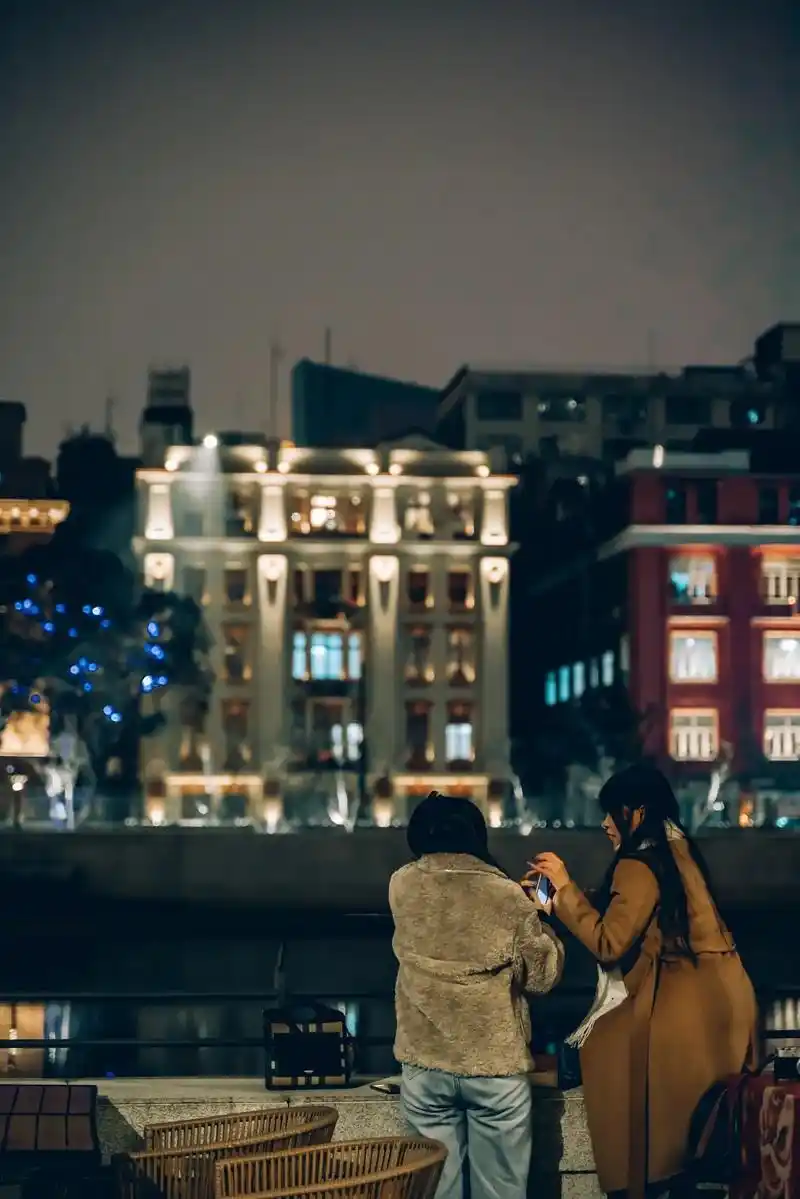 我与你擦肩而过 留下了你的背影 每一张照片,都是一个小故事  - 抖音