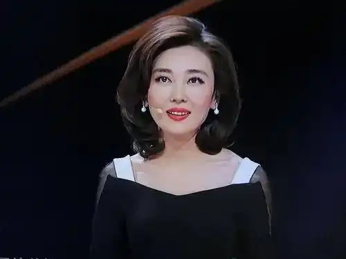 《海峡两岸》的主持人是谁?