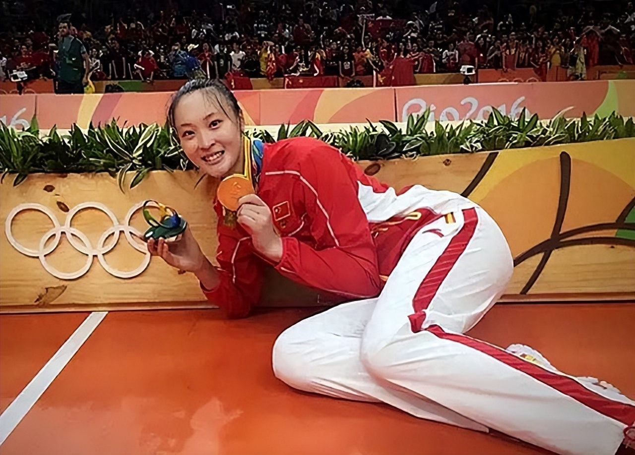 回顾女排最美队长惠若琪退役后结婚生子北大博士老公还没她高