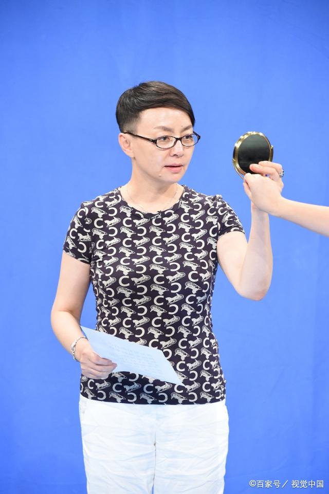 宋丹丹一袭休闲装打扮,时尚又简约有气质,越活越年轻