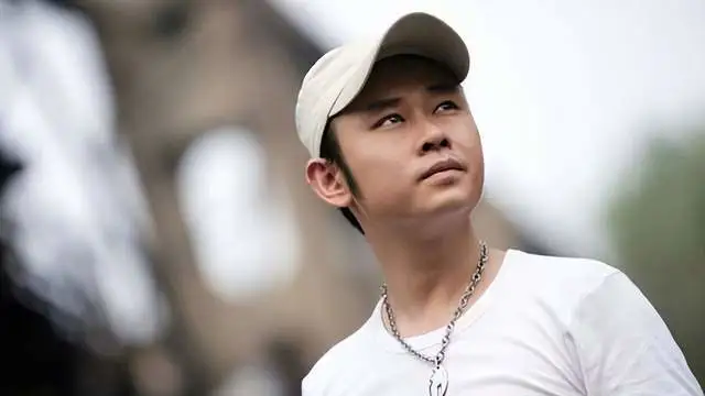 甚至有网友调侃道刀郎的热度快要达到刘德华这种天王巨星了,足以见得