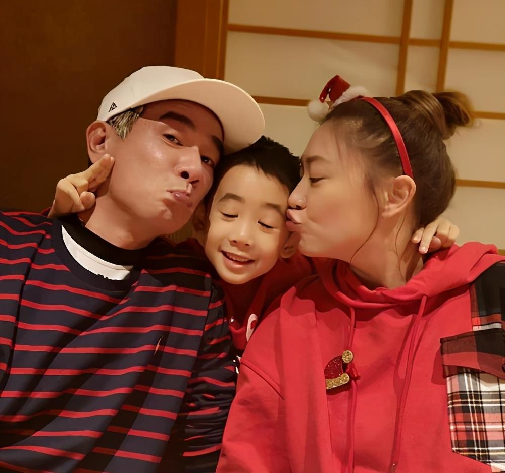 原创明星家庭晒新年全家福陈小春王祖蓝二胎曝光黄晓明夫妇很意外