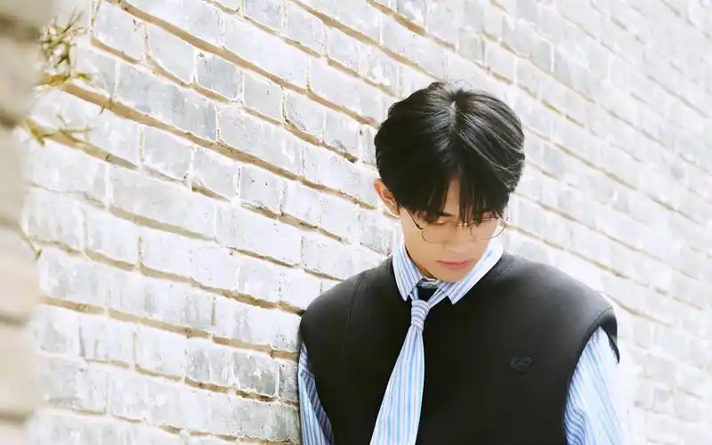 易烊千玺青春洋溢活力帅气写真,大陆明星-回车桌面