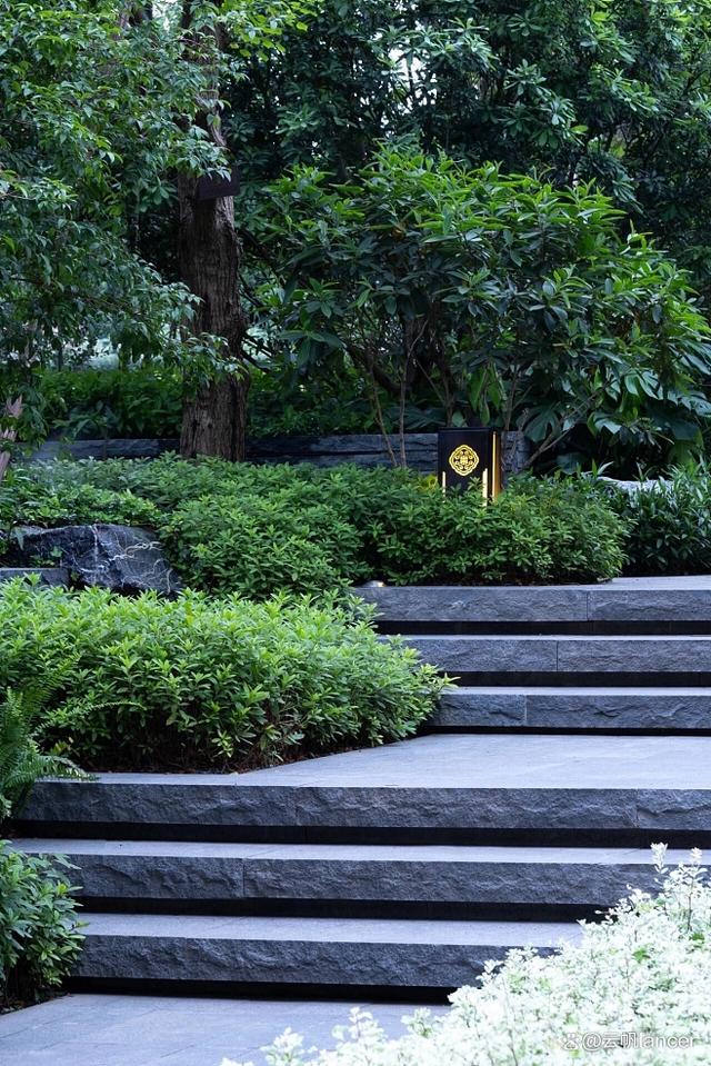 高差作为景观设计的一个常见问题,不管是城市别墅还是乡村庭院,处理的