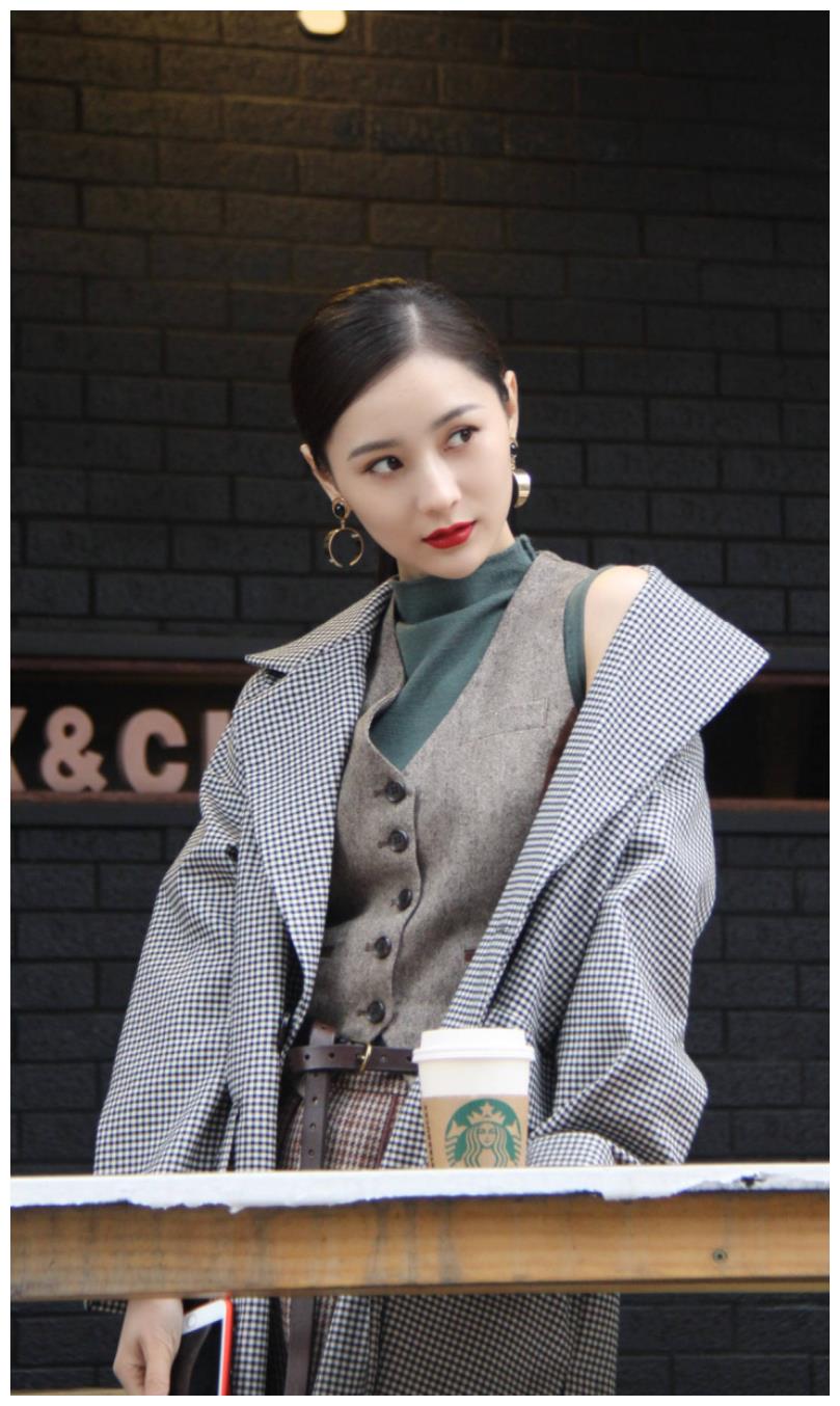 原创29岁张维娜火了扎低马尾搭配格子大衣气质全开漂亮大方
