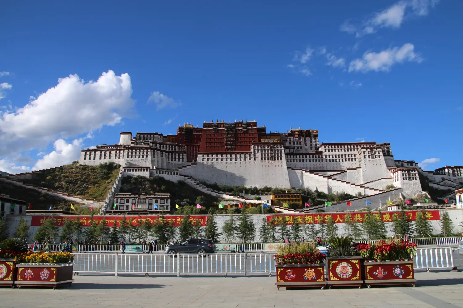 地点:布达拉宫广场中轴线 "证件照"角度顾名思义就是正面拍摄的照片咯