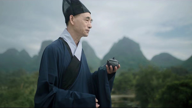 老爷爷身穿汉服坐竹筏,青山绿水好从容!从此仙风道骨有了归宿!