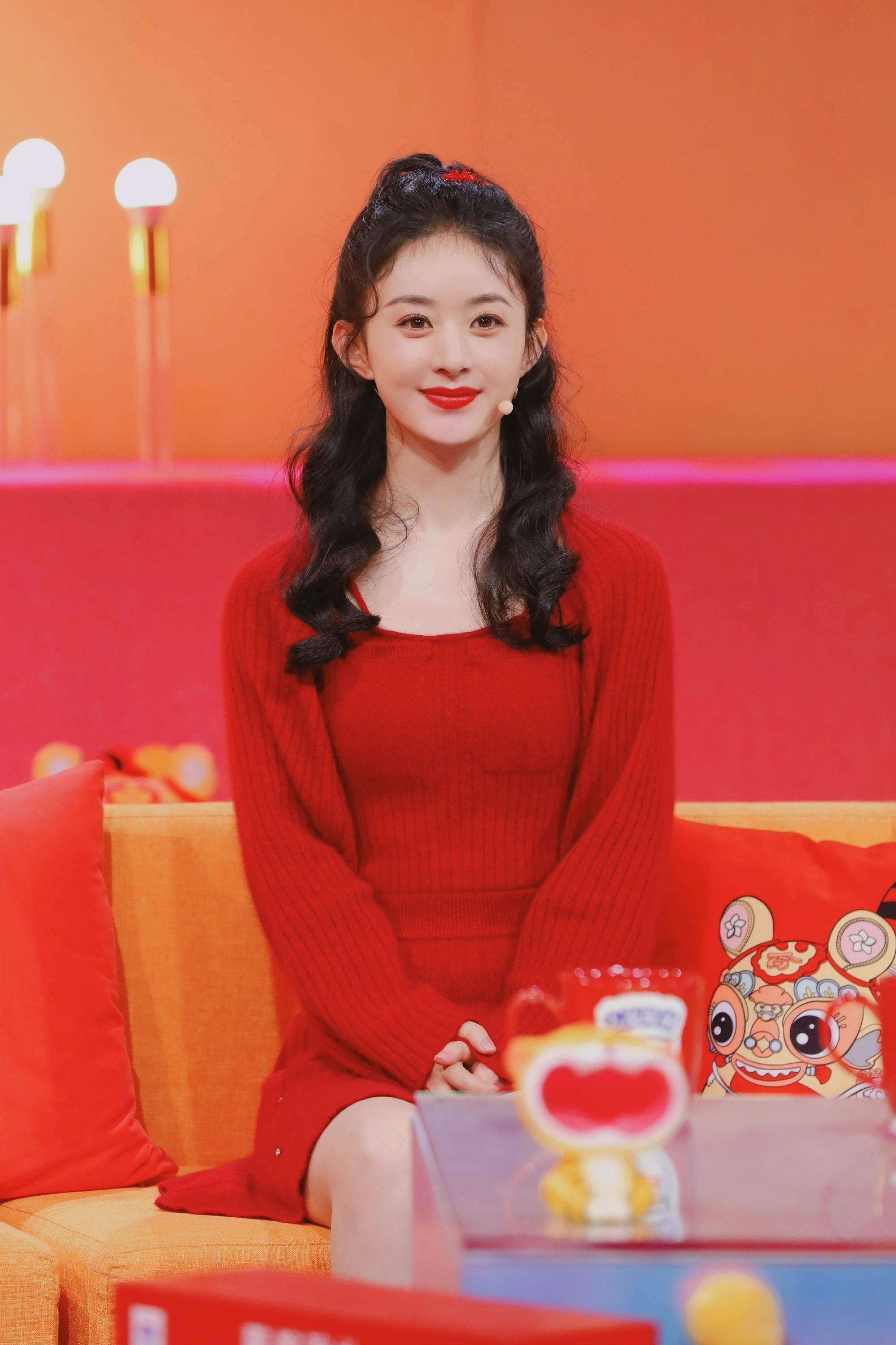 赵丽颖春晚造型图一身红衣红红火火