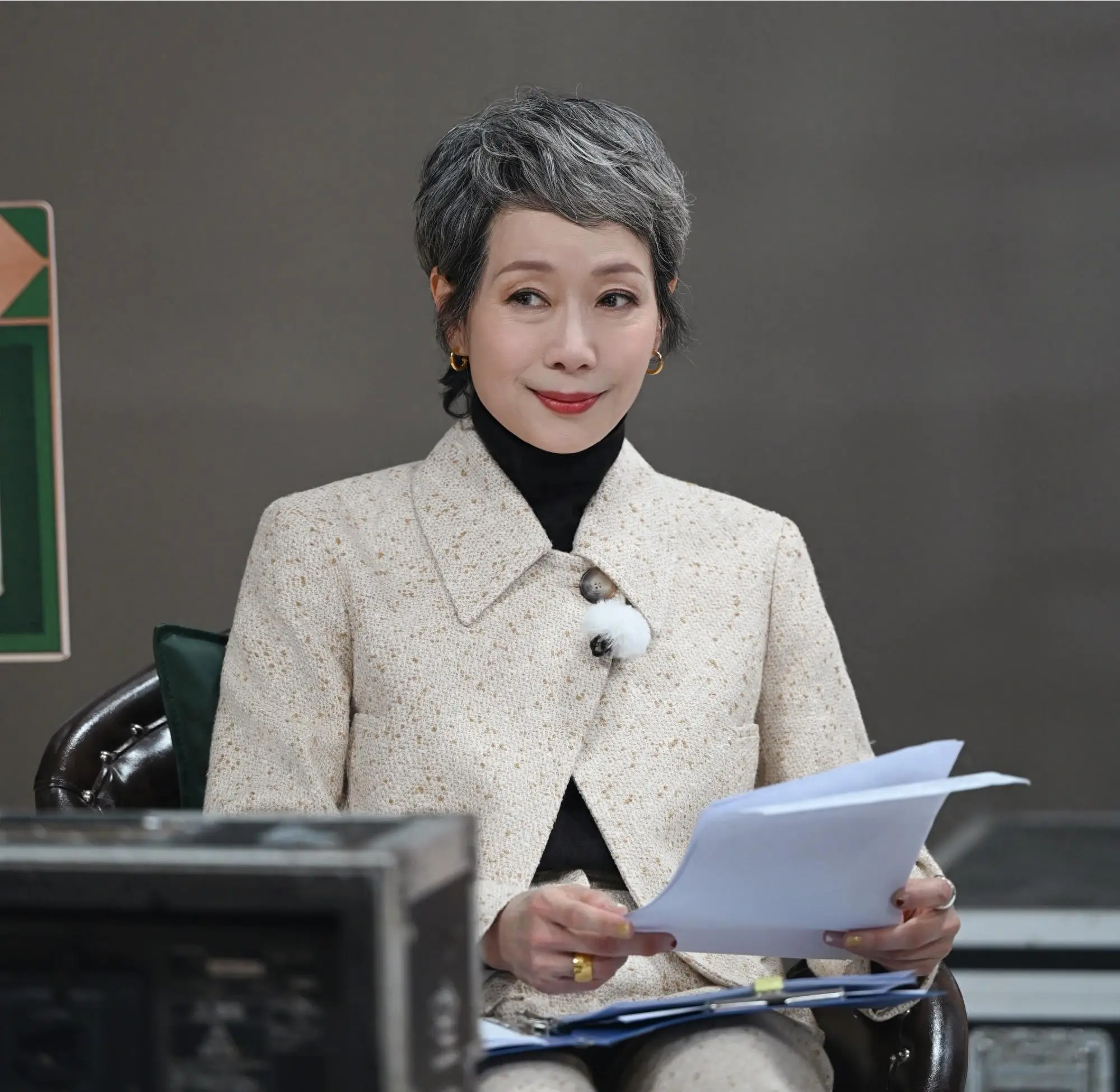 61岁叶童登w中文版,无惧岁月大秀美背,自然老去真美_赵雅芝_耳环_银发