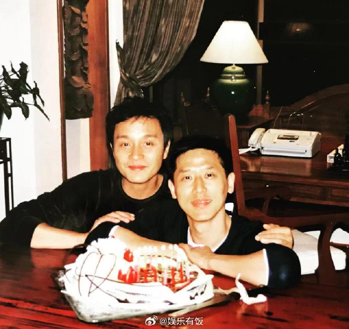 唐鹤德晒与张国荣合照庆生