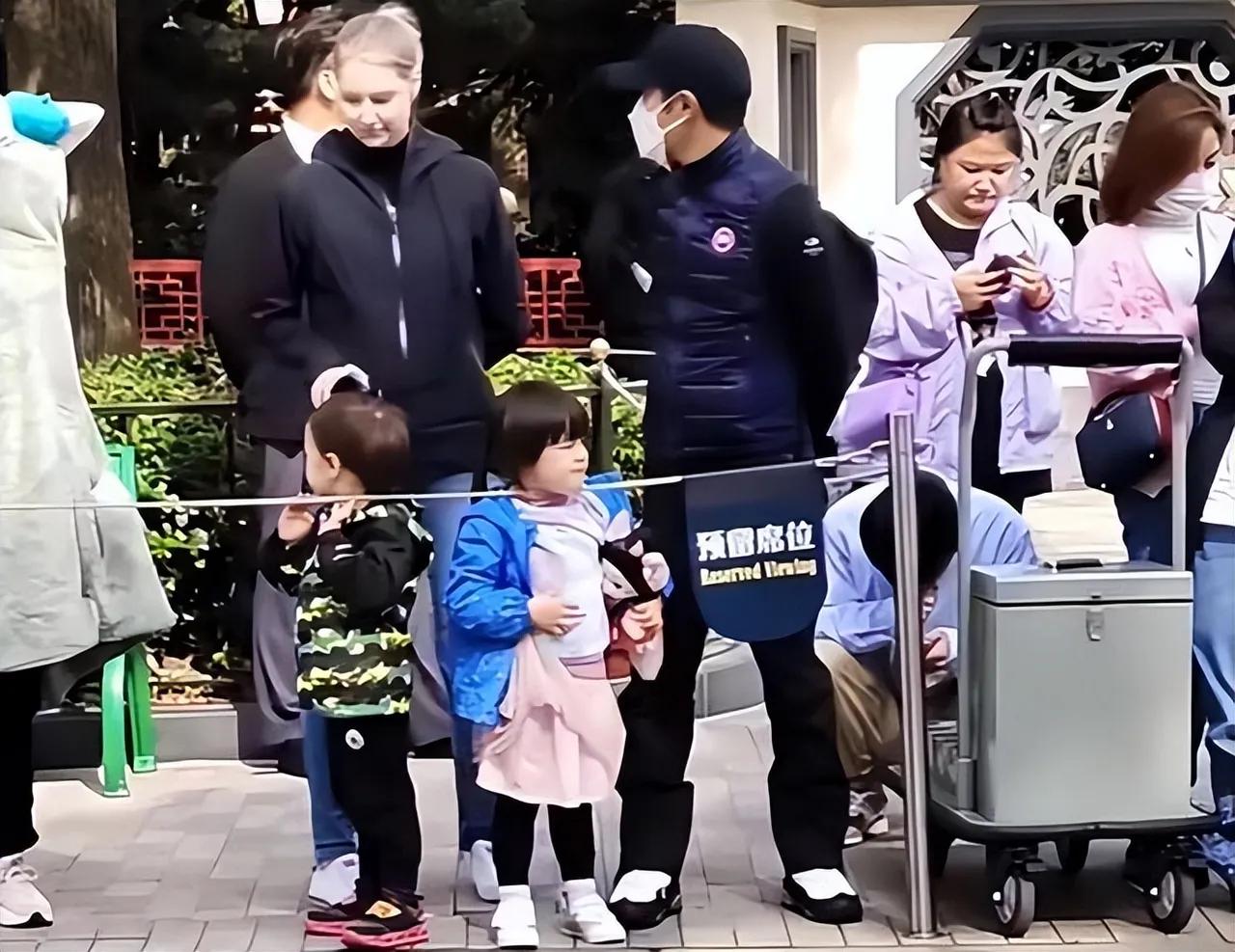 撒贝宁一家四口游迪士尼,龙凤胎儿女正面照曝光,混血儿就是漂亮!