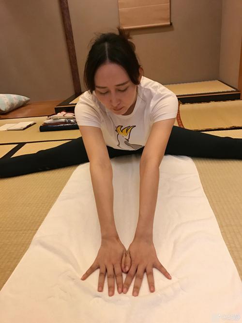 柔软版高小琴上线 胡静秀高难一字马柔韧度惊人