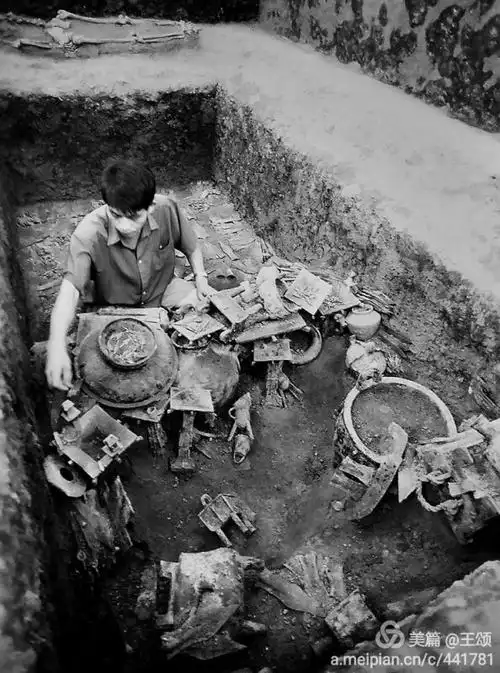 考古人员在清理墓中的陪葬品(资料照片)