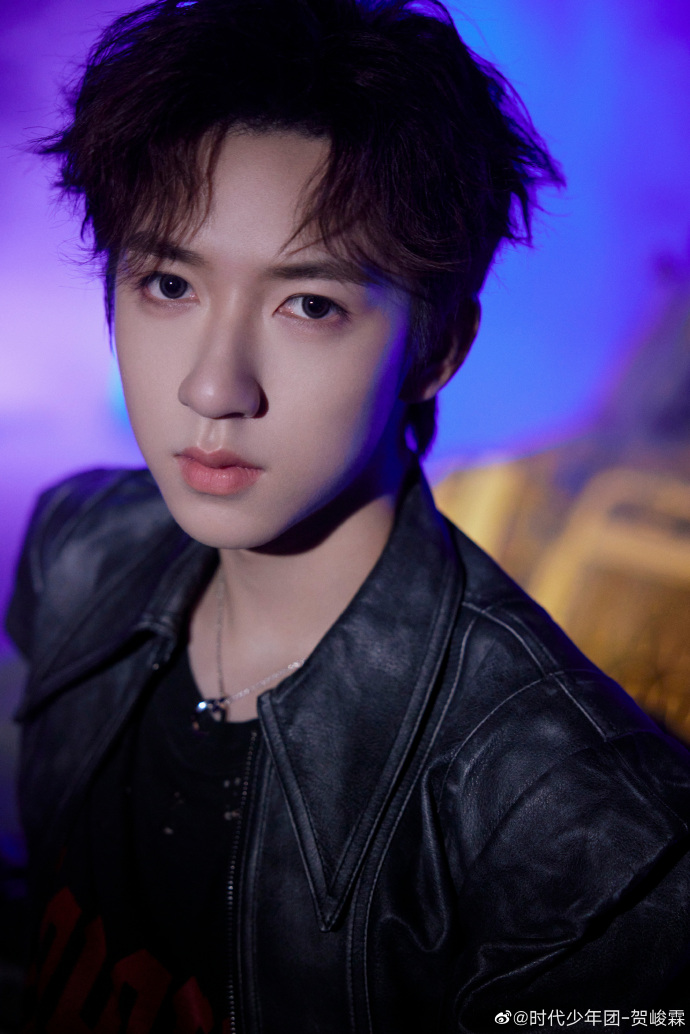 贺峻霖皮衣蓝紫光影大片