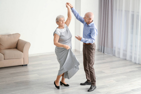 跳舞对老年夫妇照片
