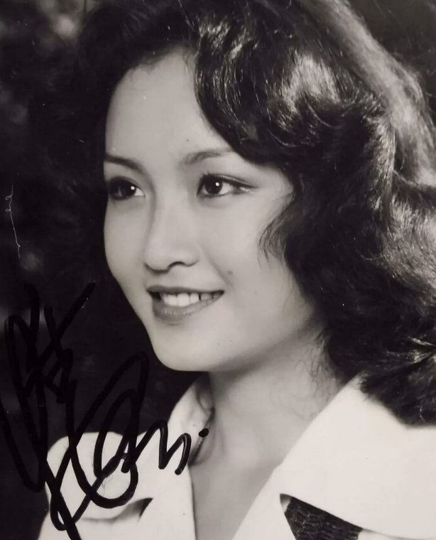 恬妞63岁生日现场曝光,女儿紧挨帅哥身上似哥们,母女颜值差距好大