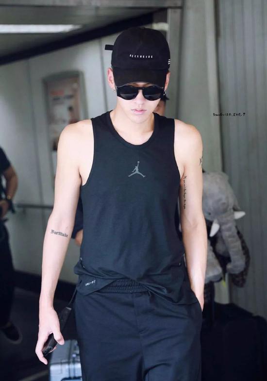 一件简单的运动背心就可以将"凡式"直角肩和蝴蝶骨很好得展现出来