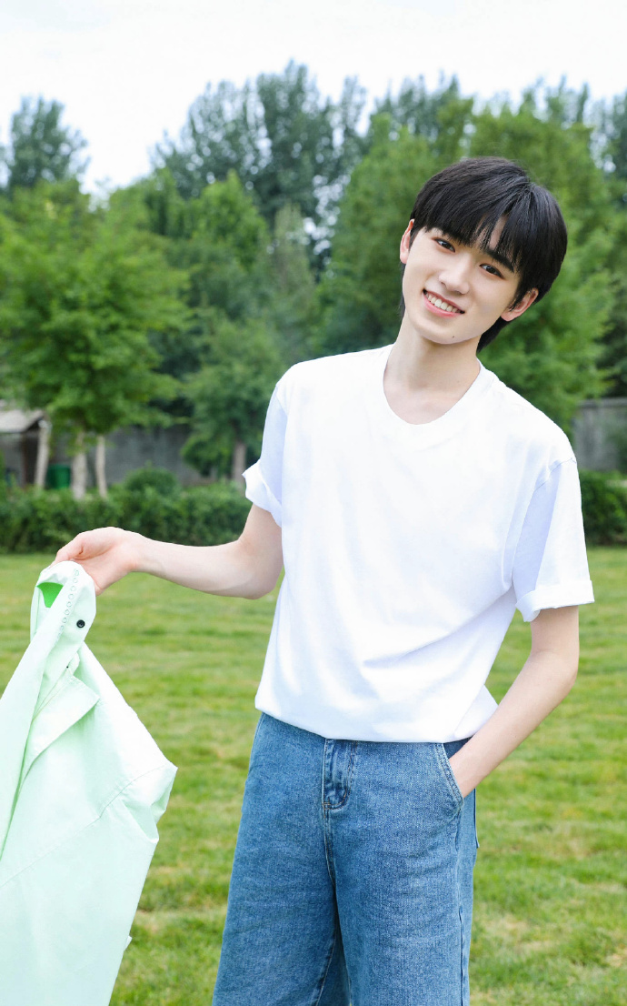 宋亚轩告别八月plog#宋亚轩晒绿色系plog告别八月96是清新鲜活敌