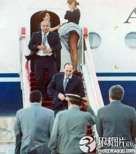 美女裙子被吹起的出糗瞬间