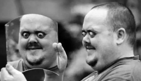 一般来说,正常人的眼睛都是凹在眼眶中的,并不能向外凸出,只有斗鸡眼