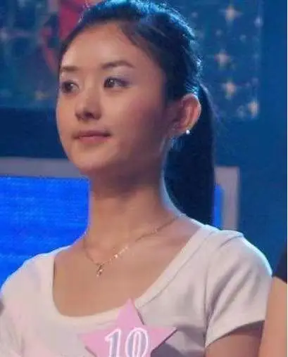 《雅虎搜星》的选秀节目,获得了冯小刚组的第一名出道,当年青涩的她