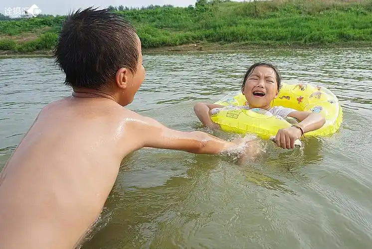 孩子下河游泳了