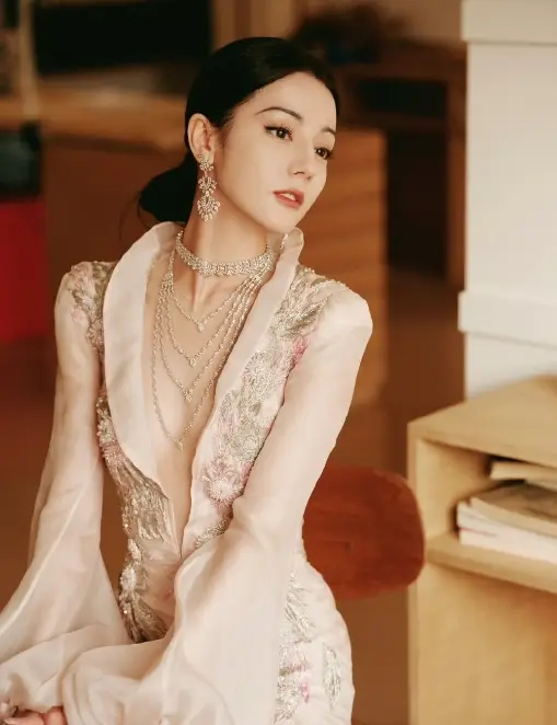 迪丽热巴垫假屁股?古力娜扎的出现,让她彻底原形毕露._美的_造型_身材