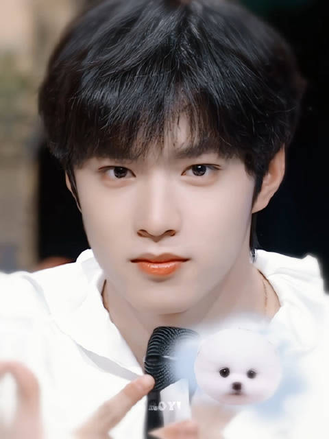 刘耀文嘟嘴比耶照#这么可爱是会被我亲薯的@时代少年团-刘耀文royi一