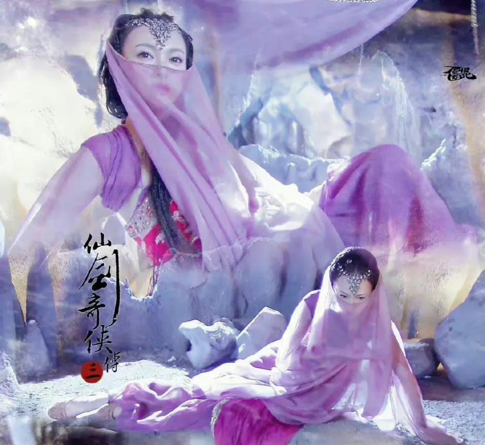 一袭紫色纱裙,妖娆的身段,妩媚的坐姿,薄纱蒙面,回眸一笑的清丽柔美