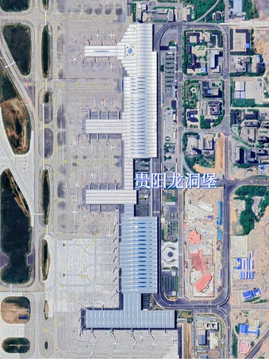 这应该是国内唯一一对两条跑道这样设计啦