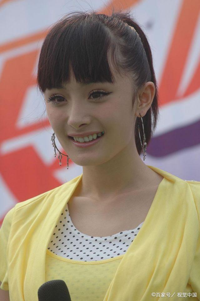 杨幂十三年前旧照曝光,没有美颜和修图的杨幂,一脸的青涩单纯