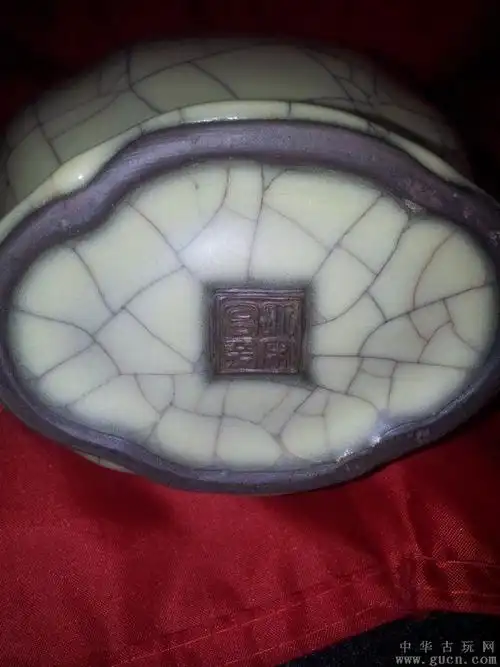 官窑贯耳瓶,底部写大宋官窖