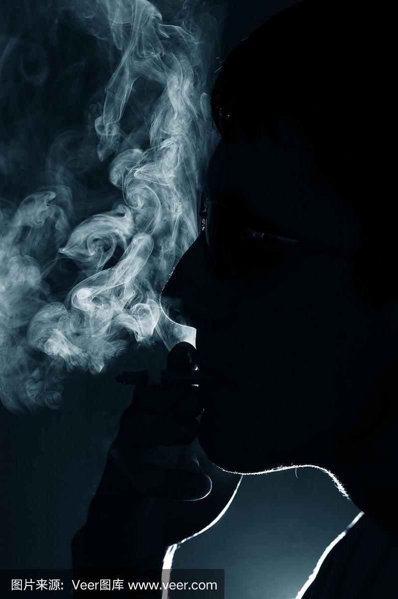 男人吸烟香烟