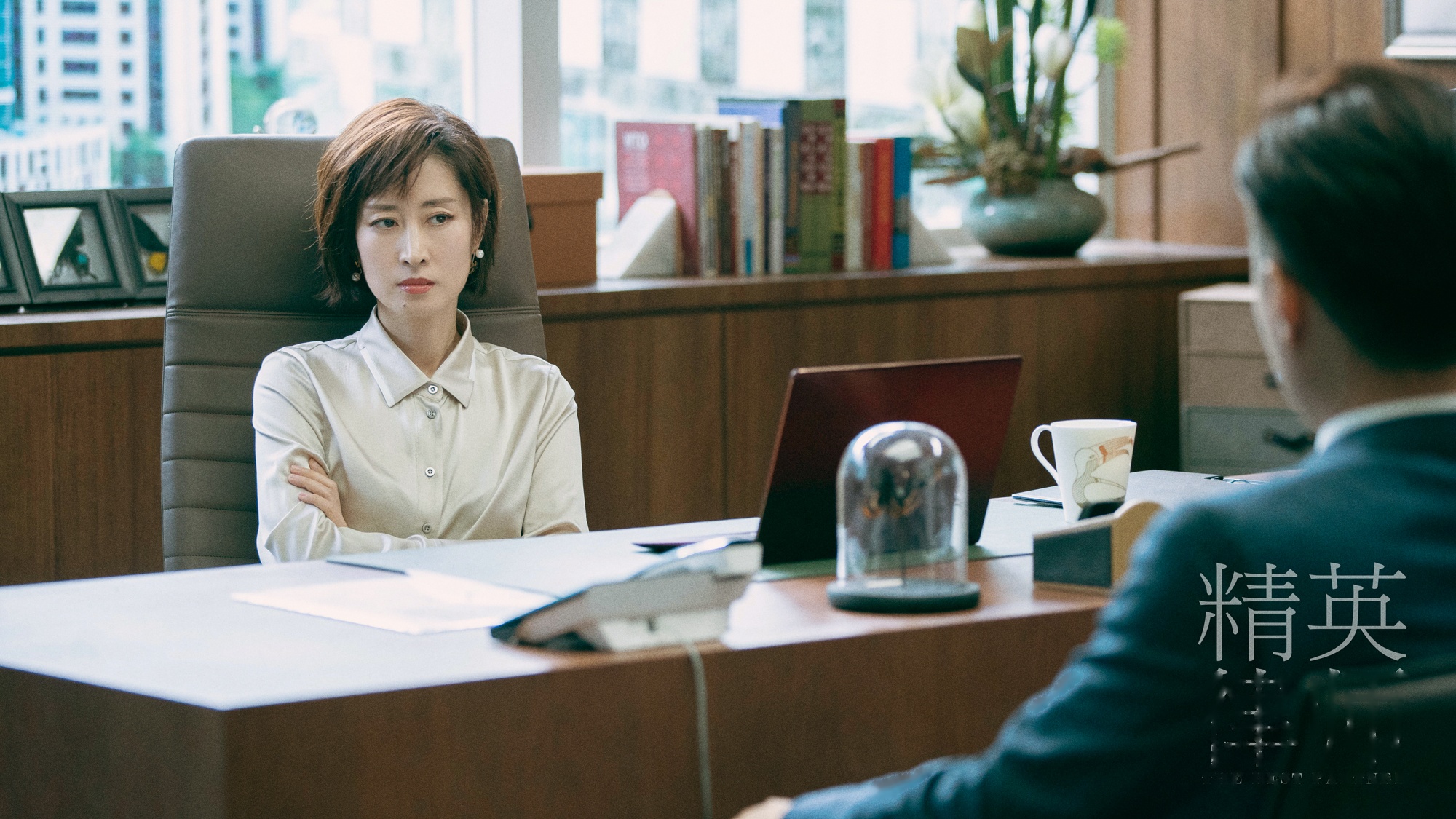 精英律师》曝光首轮剧照,多种职场关系随之揭晓,故事的开始讲述了合伙