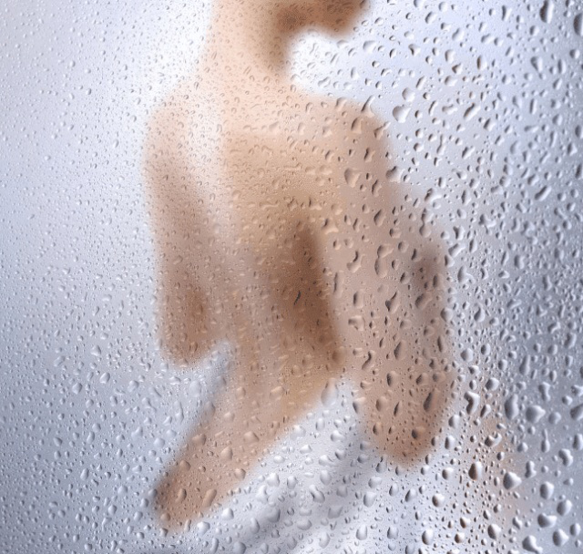 女白领出租屋洗澡倚着浴室玻璃导致玻璃碎裂,房东:低估自己的体重